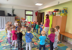 "Taniec Mai" u maluszków.
