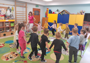 "Taniec Mai" u "Żabek".