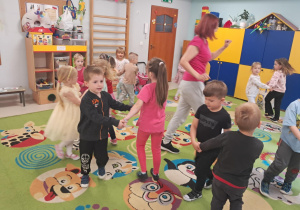 Tańczymy w parach, przy piosence "Taniec Mai" u "Żabek".