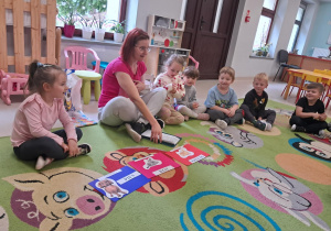 "Żabki" rozwiązują zagadki słowne, dotyczące zwierzaków domowych.