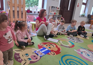 "Żabki" rozwiązują zagadki słowne, dotyczące zwierzaków domowych.