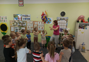 Dzieci z grupy "Motylków" tańczą do piosenki "Taniec Mai".