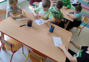 "Pszczółki" kolorują szablon szynszyli i podpisują obrazek zgodnie ze wzorem.
