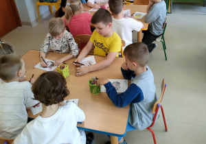 "Biedronki" kolorują szablon szynszyli i podpisują obrazek zgodnie ze wzorem.