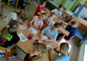 "Biedronki" kolorują szablon szynszyli i podpisują obrazek zgodnie ze wzorem.