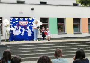 Dziewczynka z "Biedronek" recytuje wierszyk.