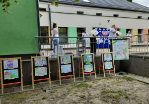 Wystawa prac konkursowych dzieci oraz Rodziców z przedszkoli miejskich w ramach organizowanego z okazji 70-lecia naszego przedszkola konkursu - pleneru malarskiego, który miał miejsce kilka dni wcześniej w naszej placówce.