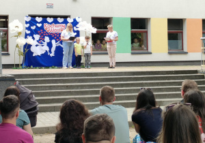 Chłopiec z "Motylków" recytuje wierszyk.