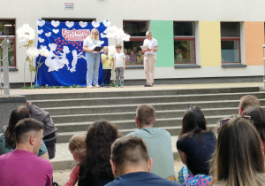 Chłopiec z "Motylków" recytuje wierszyk.
