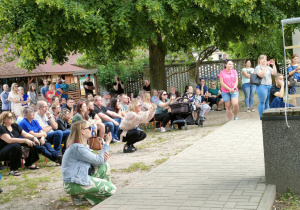 Rodzice oglądają występy przedszkolaków podczas Pikniku Rodzinnego.