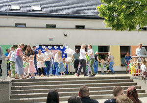 Wspólna zabawa przy muzyce dzieci z grupy "Wiewiórek" oraz Ich Rodziców.