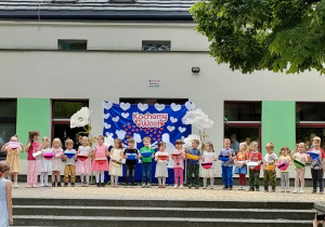 Dzieci z grupy "Żabek" prezentują piosenkę dla Mamy i Taty podczas Pikniku Rodzinnego.