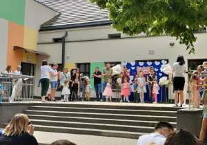 Wspólna zabawa przy muzyce dzieci z grupy "Żabek" wraz z Ich Rodzicami.