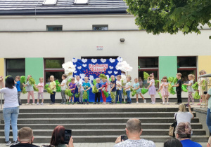 "Motylki" prezentują piosenkę dla Mamy i Taty podczas Pikniku Rodzinnego.