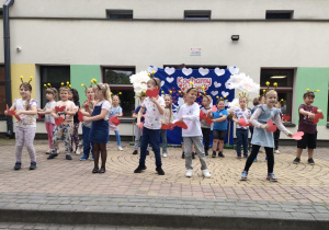 "Pszczółki" prezentują piosenkę dla Rodziców na Pikniku Rodzinnym.