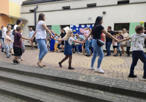 Wspólna zabawa "Pszczółek" oraz Ich Rodziców przy piosence "Taniec Mai".