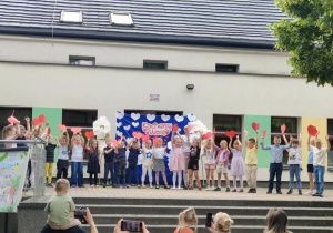 Dzieci z grupy najstarszej prezentują piosenkę dla Mamy i Taty na Pikniku Rodzinnym.