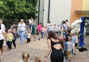 Wspólne zabawy muzyczno-ruchowe, prowadzone przez p. Lidię Antczak.