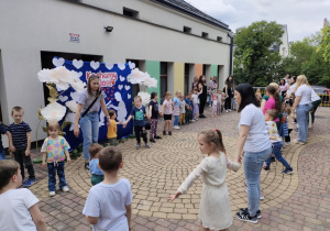 Wspólne zabawy muzyczno-ruchowe, prowadzone przez p. Lidię Antczak.