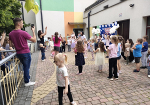 Wspólne zabawy muzyczno-ruchowe, prowadzone przez p. Lidię Antczak.