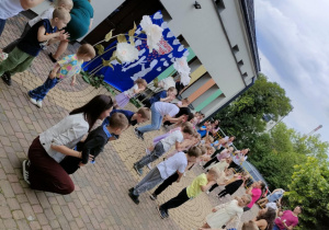 Wspólne zabawy muzyczno-ruchowe, prowadzone przez p. Lidię Antczak.