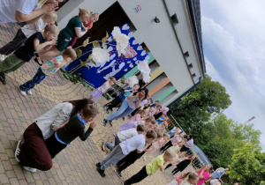 Wspólne zabawy muzyczno-ruchowe, prowadzone przez p. Lidię Antczak.