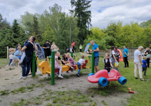 Zabawa swobodna dzieci na ogrodzie przedszkolnym.