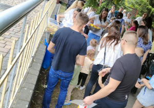 Poczęstunek dla przedszkolaków w formie pysznych, orzeźwiających lodów.