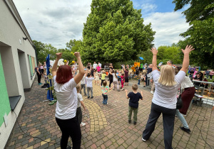 Wspólne zabawy muzyczno-ruchowe, prowadzone przez p. Lidię Antczak.