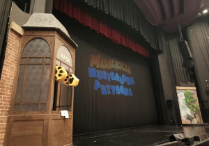 Ogromny ekran i scena w Teatrze Muzycznym w Łodzi.