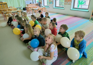 Dzieci słuchają wypowiedzi p. Sylwii Ryń - edukatorki medialnej i trenerki kompetencji cyfrowych.