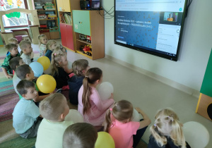 Zabawa z kodem dla najmłodszych z okazji urodzin Scratch'a w grupie "Pszczółek".