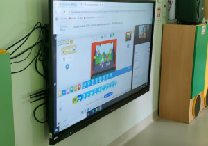 Podstawy programowania, przy wykorzystaniu Scratch'a - wizualnego języka programowania.