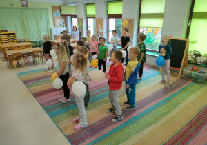 Dzieci śpiewają "Sto lat!" dla jubilata - Scratch'a.