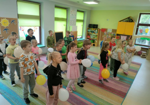 Dzieci śpiewają "Sto lat!" dla jubilata - Scratch'a.