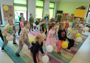 Dzieci poruszają się zgodnie z kodem, który utworzyliśmy.