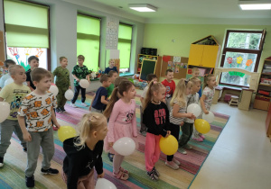 Dzieci poruszają się zgodnie z kodem, który utworzyliśmy.