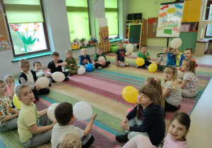 Dzieci rozmawiają o ważnym dniu, który wypada w niedzielę.