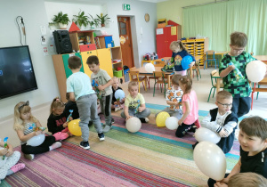 Wybrane dzieci wręczają wszystkim upominki z okazji Dnia Dziecka.