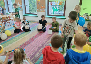 Wybrane dzieci wręczają wszystkim upominki z okazji Dnia Dziecka.