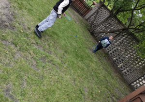 Chłopcy grają w badmintona na ogrodzie przedszkolnym.