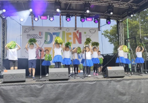 Dzieci z grupy najstarszej prezentują układ MIX kołysanka APT.