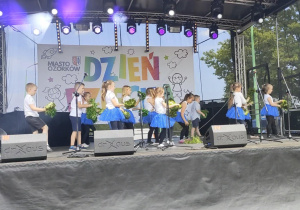 Dzieci z grupy "Biedronek" podczas tańca MIX kołysanka APT.