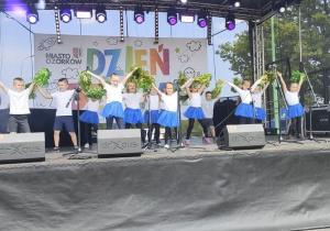 Dzieci z grupy najstarszej prezentują układ MIX kołysanka APT.