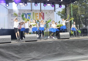 Dzieci z grupy "Biedronek" podczas tańca MIX kołysanka APT.