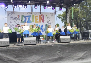 "Biedronki" tańczą na scenie na "Dniach Ozorkowa 2025".
