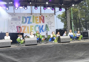 Dzieci z grupy najstarszej prezentują układ MIX kołysanka APT.