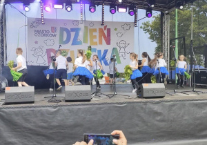 Dzieci z grupy "Biedronek" podczas tańca MIX kołysanka APT.