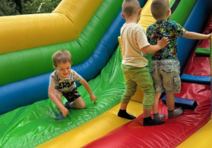 "Żabki" podczas zabawy na ogromnym, kolorowym dmuchańcu.