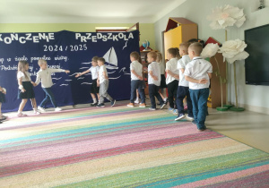 Uroczysty taniec poloneza wśród dzieci z grupy "Pszczółek".